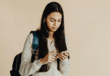 चौथाई देशों में स्मार्टफोन प्रतिबंधित 1 in 4 countries have banned use of smartphones in schools due to negative impacts